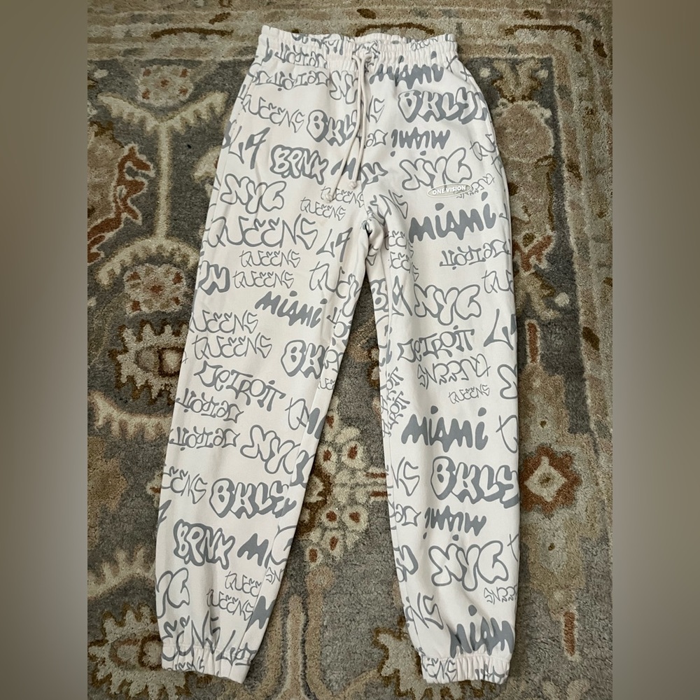 Divided Sweatpants Jogger